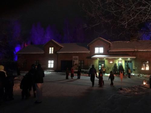 Ihmisiä hämärässä, taustalla kanavamuseon rakennus.