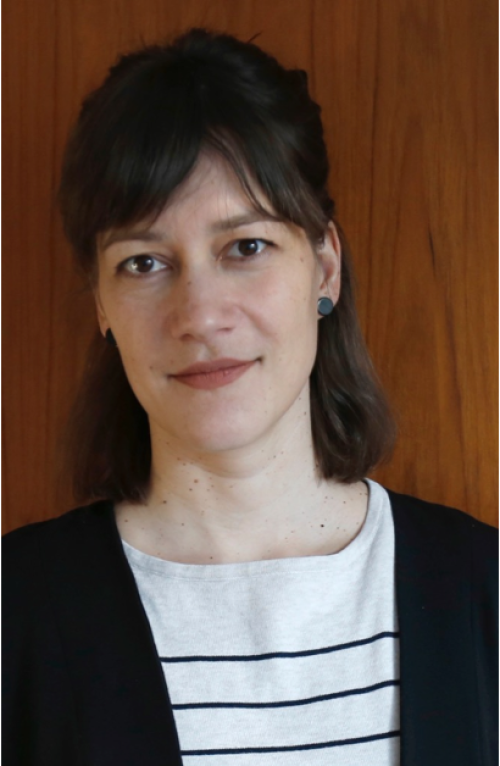 Kuvassa on nainen, joka luennoi Konstissa.