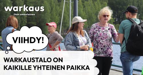 Ihmiset kävelevät sillan yli menevällä luontopolulla Kämärillä.