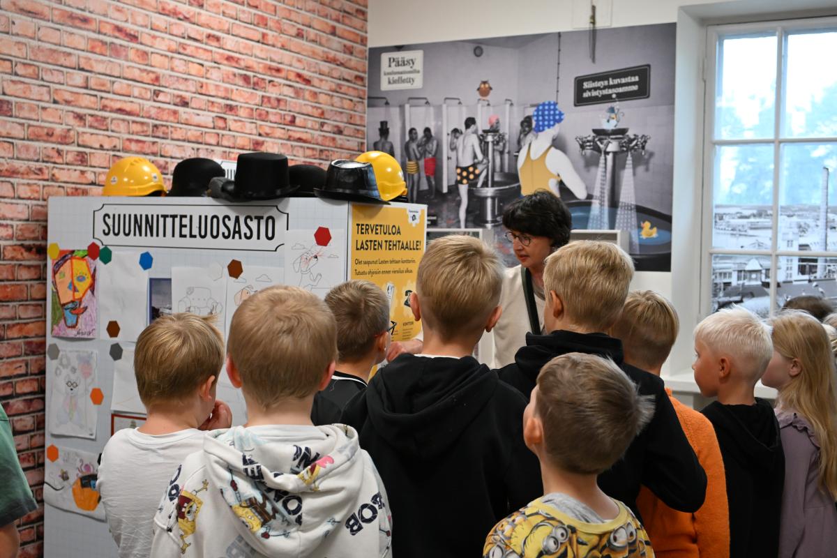 Lapsia Varkauden museokeskus Konstin Lasten tehtaalla.