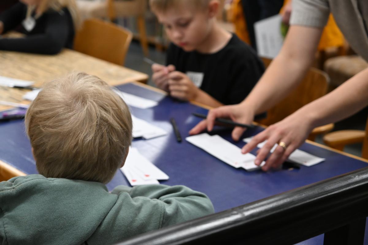 Lapsia Varkauden museokeskus Konstissa.