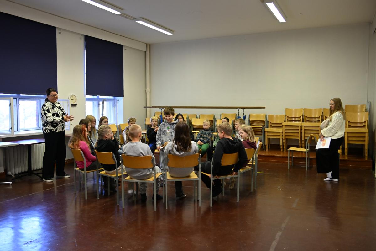 Lapsia Varkauden museokeskus Konstin salissa.