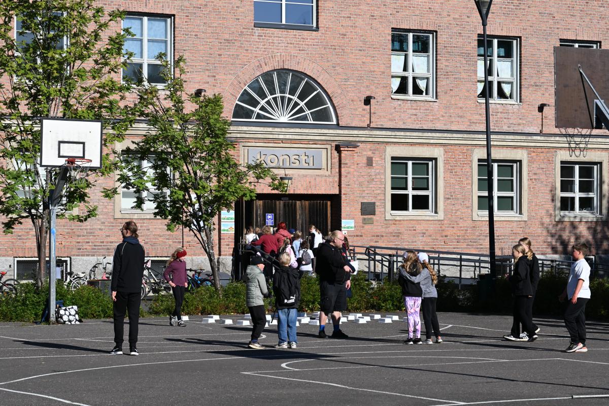 Lapsia Varkauden museokeskus Konstin pihalla.