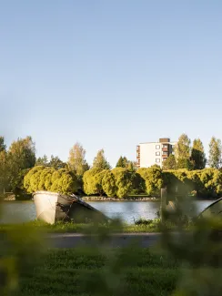 Taloja veden äärellä.