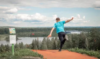 frisbeegolfin pelaaja.