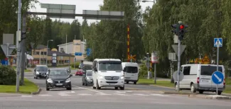 Autoja liikennevaloristeyksessä.