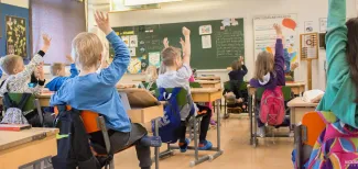 Oppilaat viittaavat tunnilla.