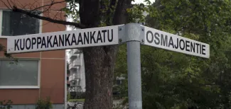 Tiennimikilvet kadun varressa.