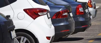 Autoja pysäköitynä parkkiruuduissa.