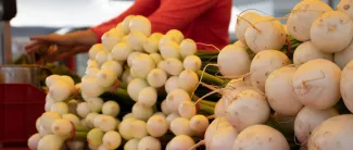 Vihanneksia toripöydällä.