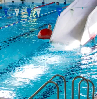 Varkauden uimahallin vesiliukumäki.