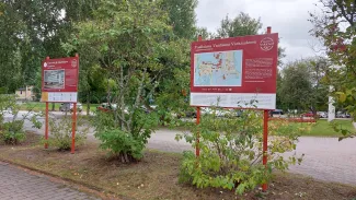 kesäkuva, kaksi kylttiä, joissa toisessa kartta