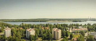 Kerrostalot vesitornista kuvattuna.