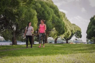 Naiset lenkkeilee Hertunrannassa.