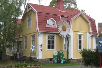 Taidekeskus Väinölä. Keltainen vanha puutalo.