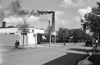 Varkauden kaupunkinäkymä etualalla shell huoltoasema taustalla tehtaan piiput joista tupruaa savua