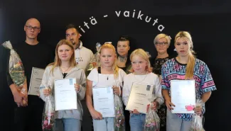 Kiitostilaisuudessa hengenpelastamisesta palkitut henkilöt kuvassa kaupungintalolla.