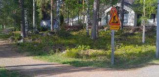 Taipaleenraitin kävelytie, jossa liikennemerkki ilmoittaa tietyöstä.