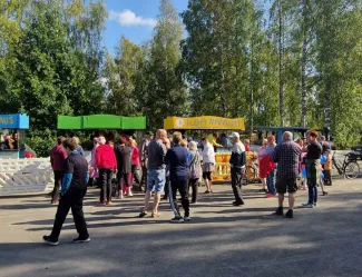 Taustalla katujuna ja sen etualalla ihmisiä tapahtumassa.