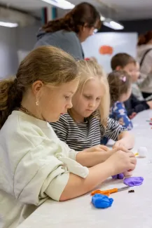 Lapset muovailevat massasta