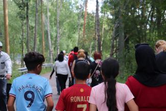 monikulttuurisia ihmisiä.