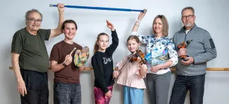 Soisalo-opiston opettaja ja kurssilaisia, heillä on käsissään opetuksessamme käytettävää materiaalia.