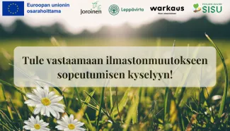 Kesäinen tausta, ruohoa, valkoisia kukkia, logot: Euroopan unionin osarahoittama, Joroinen, Leppävirta, Varkaus, SISU. Teksti: Tule vastaamaan ilmastonmuutoksen sopeutumisen kyselyyn.
