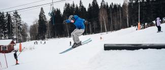 Laskettelijoita Vattuvuorella talvella.