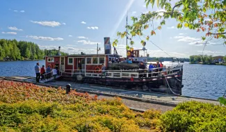 Ihmisiä nousemassa Warkaus VII:n kyytiin Navitaksen matkustajasatamassa