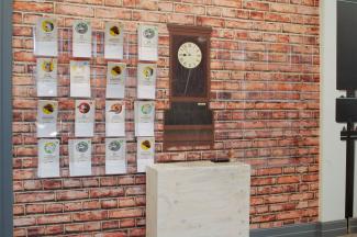 Kuva työhönottoseinästä, jossa erilaisia hahmokortteja.