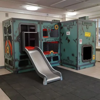 Lasten tehtaan liukumäki joka näyttää paperikoneelta