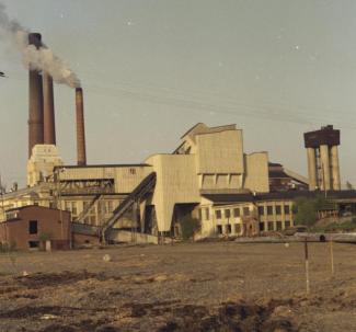 Varkauden tehtaat jossa edustalla valkoinen Alvar Aallon suunnittelema saha