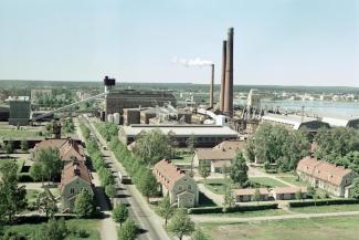 Varkauden maisema kesäinen kirkon tornista kuvattuna etualalla puisia asuinrakennuksia taustalla Varkauden tehtaat ja sen kolme piippua joista tulee savua 