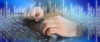 Kädet tietokoneen näppäimistöllä ja bittivirta.