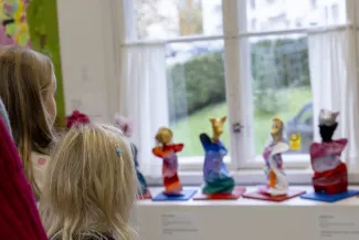 Lapset ihastelee Kuvataidekoululaisten näyttelyä Taidekeskus Väinölässä 