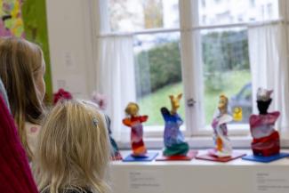 Lapset ihastelee Kuvataidekoululaisten näyttelyä Taidekeskus Väinölässä 