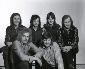 Yhtyeen Magyarin kuva kuusi ihmistä ryhmäkuvassa