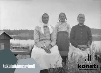 kuvassa on vanha mustavalkoinen valokuva jossa oletettavasti maalaistalon naisväkeä kolmessa polvessa.