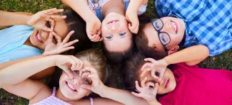 Nyt voit ilmoittautua ensi lukuvuodeksi kuvataide-, käsityö- ja tanssikouluun sekä musiikkiopistoon, kuvassa lapsia selällään ringissä