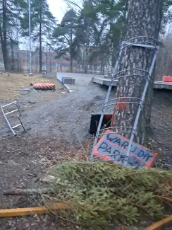 skeittiparkilla pyörätelinettä pitkin poikin ja reili kaatuneena. Roskia ja entinen joulukuusikin eksynyt parkille.