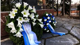 Seppeleet sankarihautausmaalla.