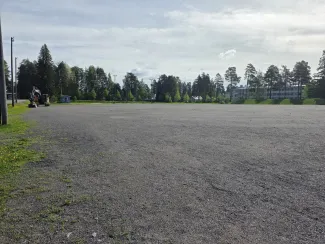 kisapuiston pesäpallokenttä.