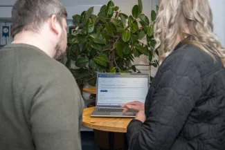 Työntekijä ohjaa työnhakijaa