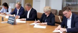 Elinvoimalupauksen allekirjoitustilaisuus kaupungintalolla.