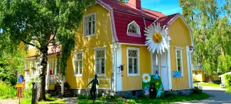 keltainen Taidekeskus Väinölän puutalo aurinkoisena kesäpäivänä