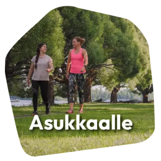Kaksi naista lenkkeilee Hertunrannassa.