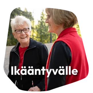 Naiset juttelevat Kämärin luontopolulla.