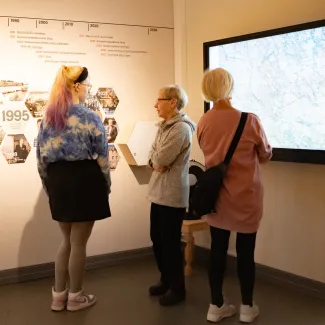Näyttelyn opastus Varkauden Museokeskus Konstissa. 