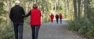 Viisi ihmistä ulkoilee Kämärin poluilla.
