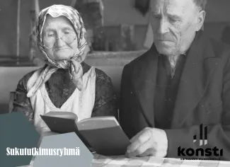 kuvassa on kaksi ikääntynyttä henkilöä lukemassa kirjaa pöydän ääressä kuvassa myös teksti sukututkimusryhmä ja konsti.